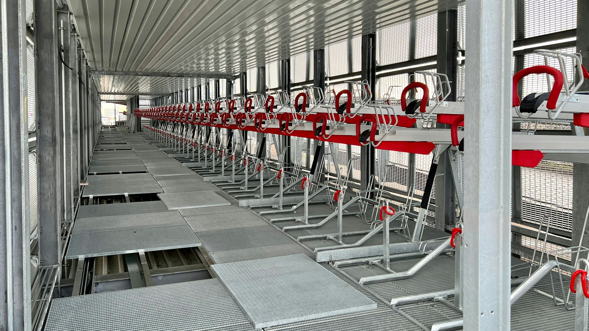 Blick ins künftige Fahrradparkhaus an der Bahnhofsbrücke Opladen