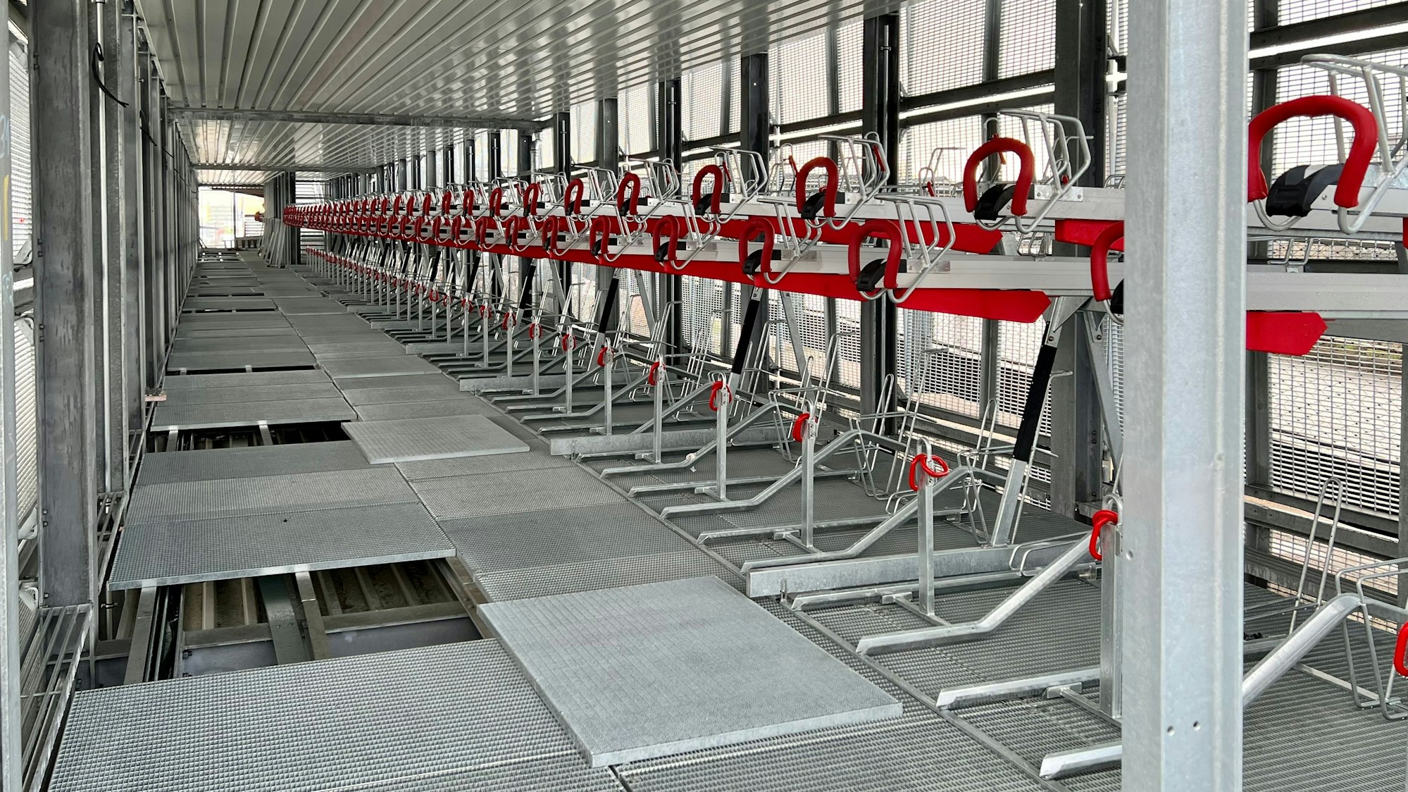 Blick ins künftige Fahrradparkhaus an der Bahnhofsbrücke Opladen