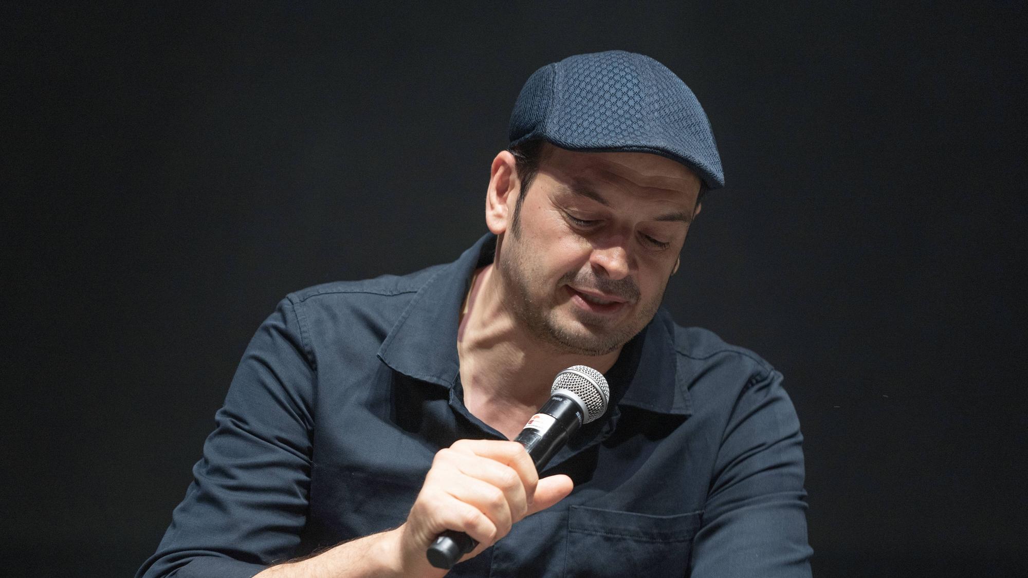 Kaya Yanar, hier auf dem Superbloom Festival im September 2022, berichtet von Angehörigen, die vom Erdbeben in der Türkei direkt betroffen sind. (Archivbild)