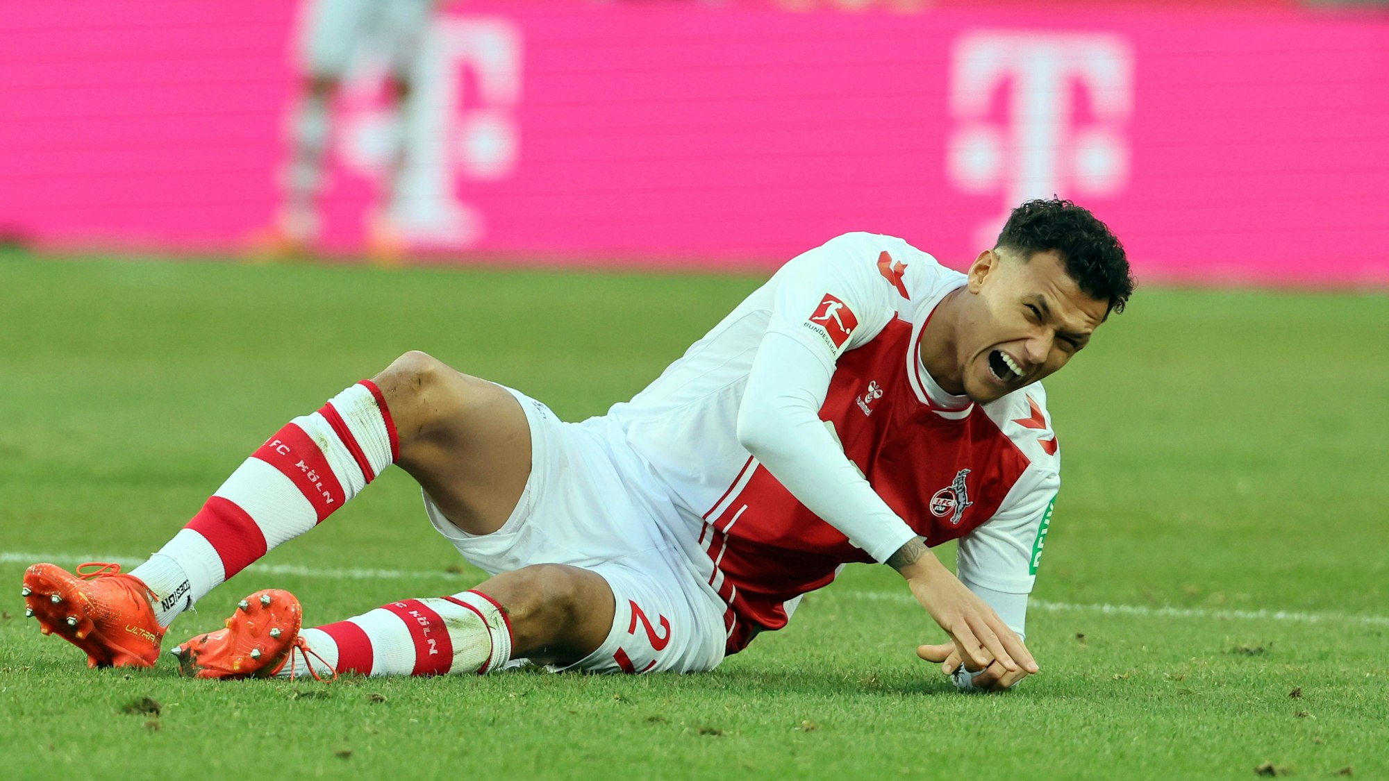 Davie Selke mit schmerzverzertem Gesicht am Boden liegend.