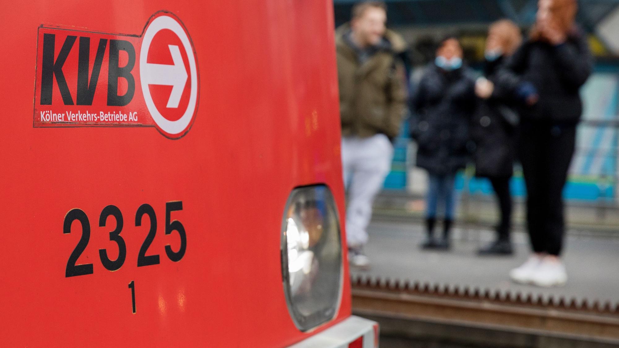 Eine Stadtbahn der Kölner Verkehrsbetriebe (KVB) steht an der Haltestelle Barbarossaplatz.