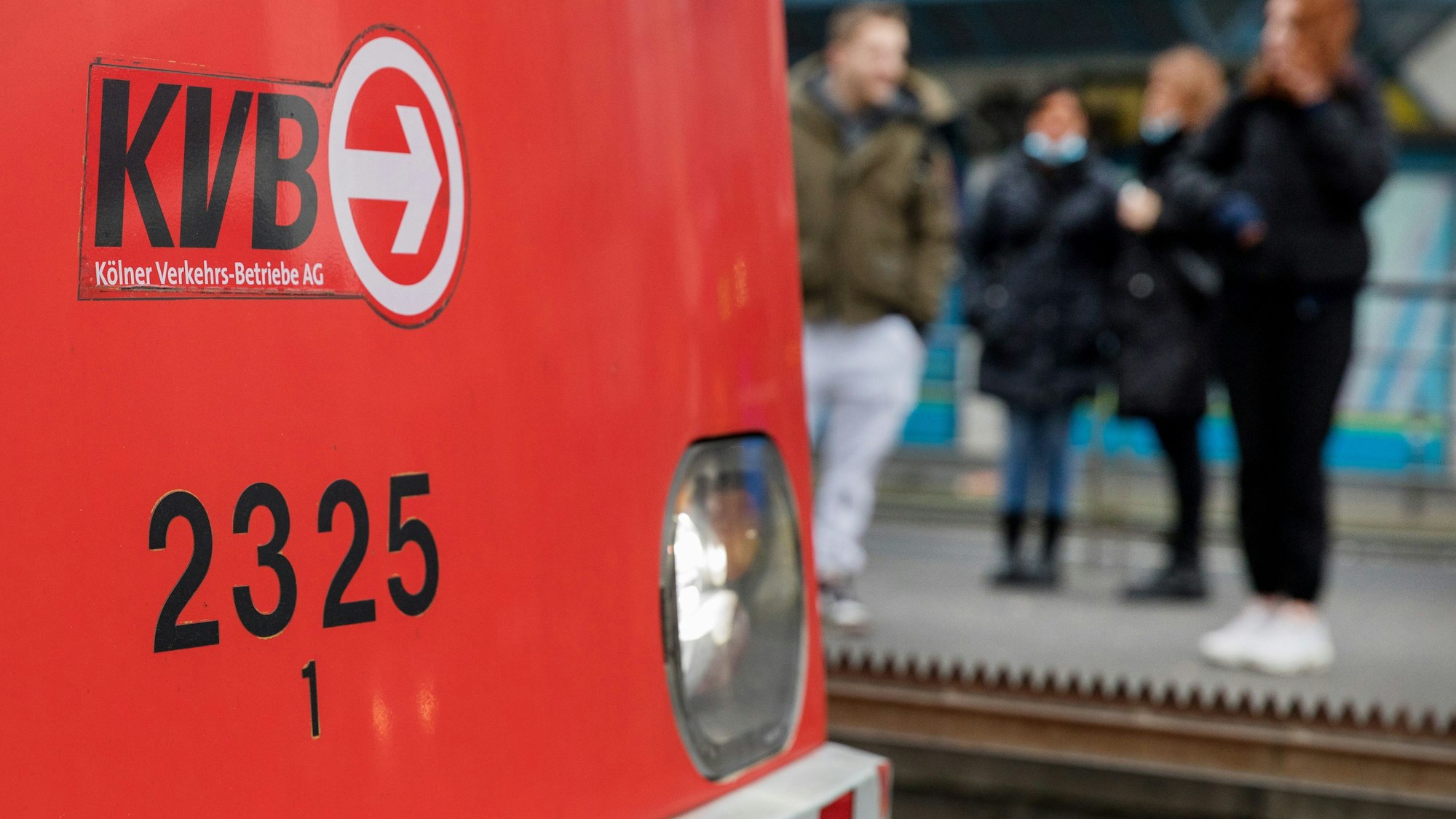 Eine Stadtbahn der Kölner Verkehrsbetriebe (KVB) steht an der Haltestelle Barbarossaplatz.