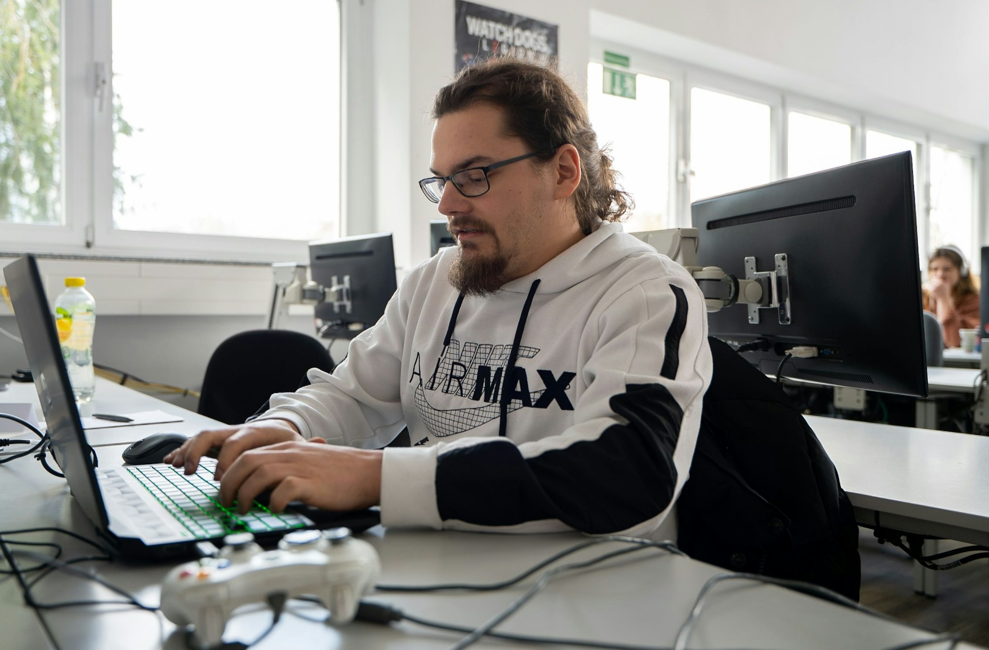 Kevin Klever arbeitet an seinem Laptop.