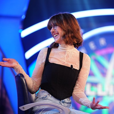 Anita Kavajin auf dem Fragestuhl bei "Wer wird Millionär?".