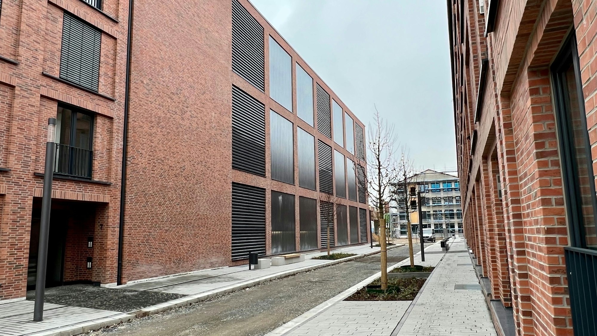 Parkhaus (links) in der Neuen Bahnstadt