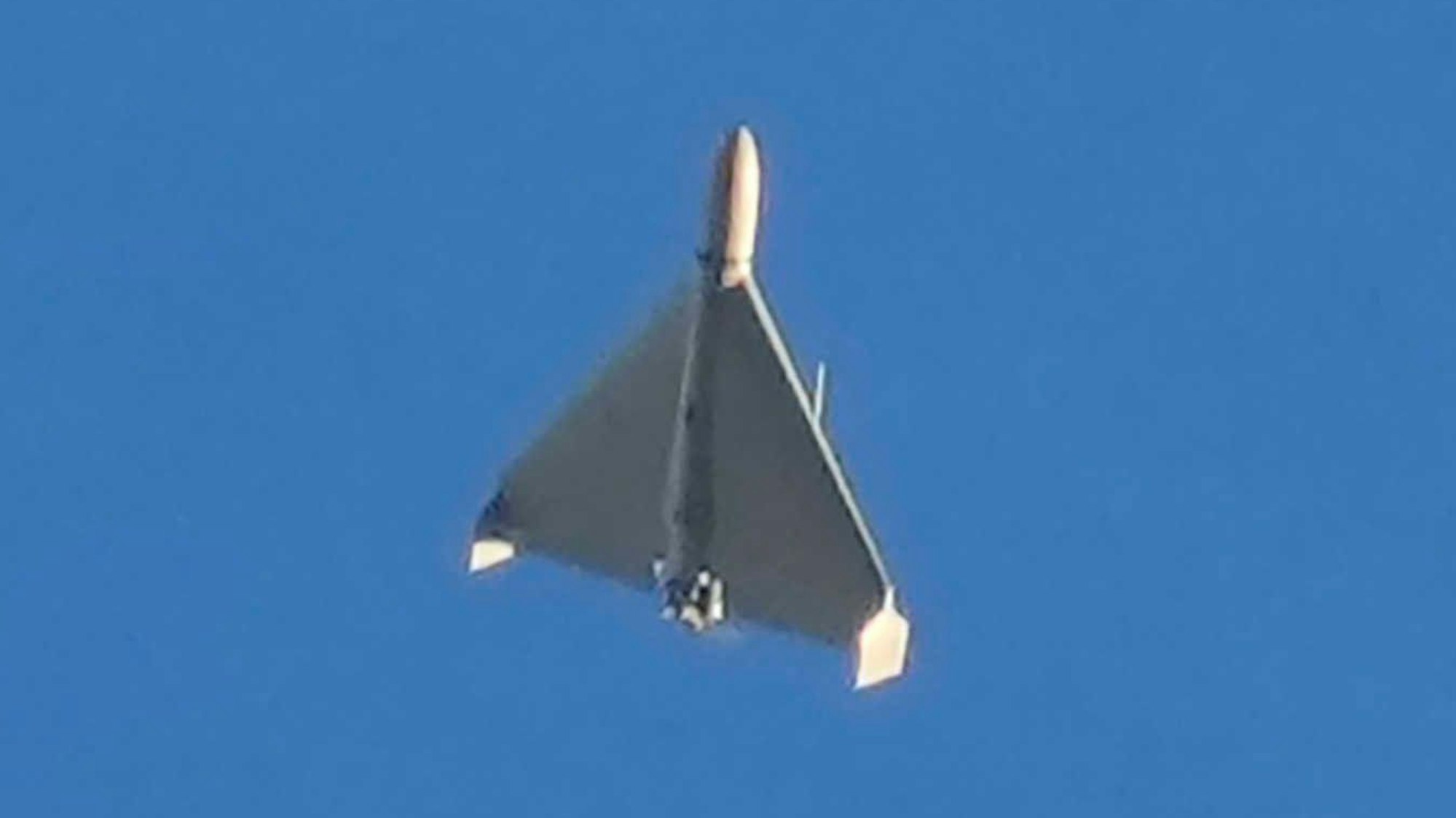 Eine Drohne ist am Himmel zu sehen, wenige Sekunden bevor sie auf Gebäude in Kiew geschossen hat. Dabei handelt es sich vermutlich um eine Kampfdrohne vom Typ Shahed 136 iranischer Bauart. (Archivbild)