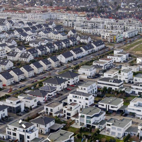 Mit einer Drohne wurden weiße Einfamilienhäuser in einer Siedlung in Köln-Widdersdorf aufgenommen.