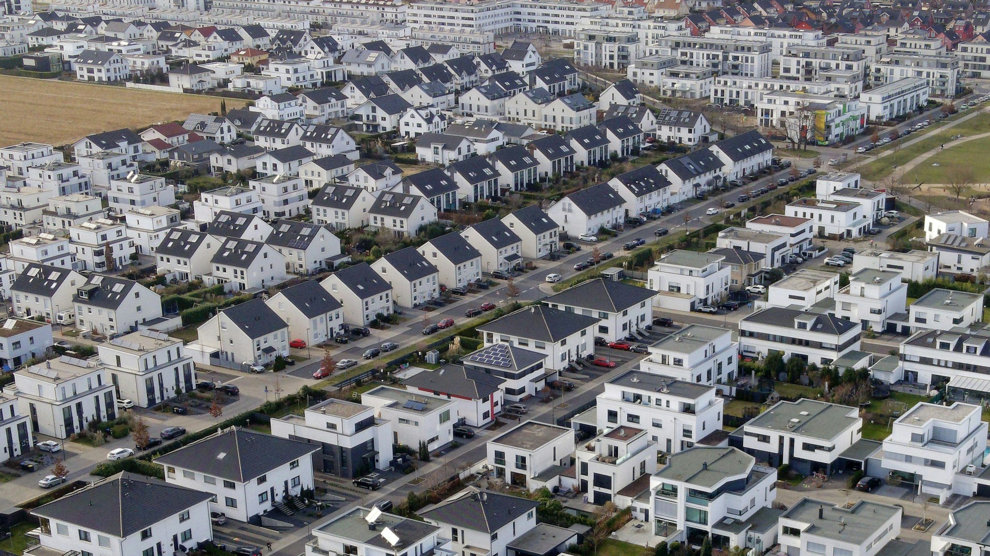 Mit einer Drohne wurden weiße Einfamilienhäuser in einer Siedlung in Köln-Widdersdorf aufgenommen.