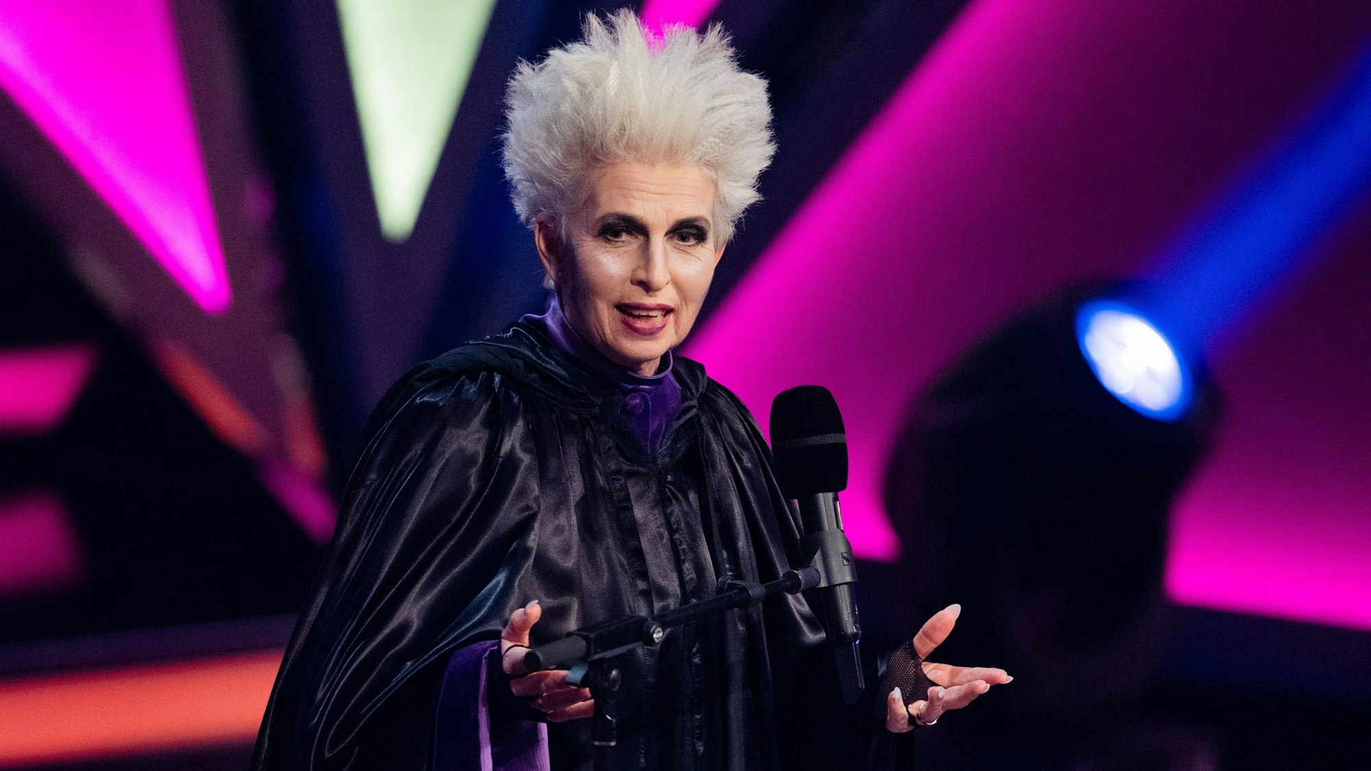 Marie-Agnes Strack-Zimmermann (FDP) hält bei der Verleihung des „Ordens wider den tierischen Ernst“ des Aachener Karnevalsvereins (AKV) eine Rede.