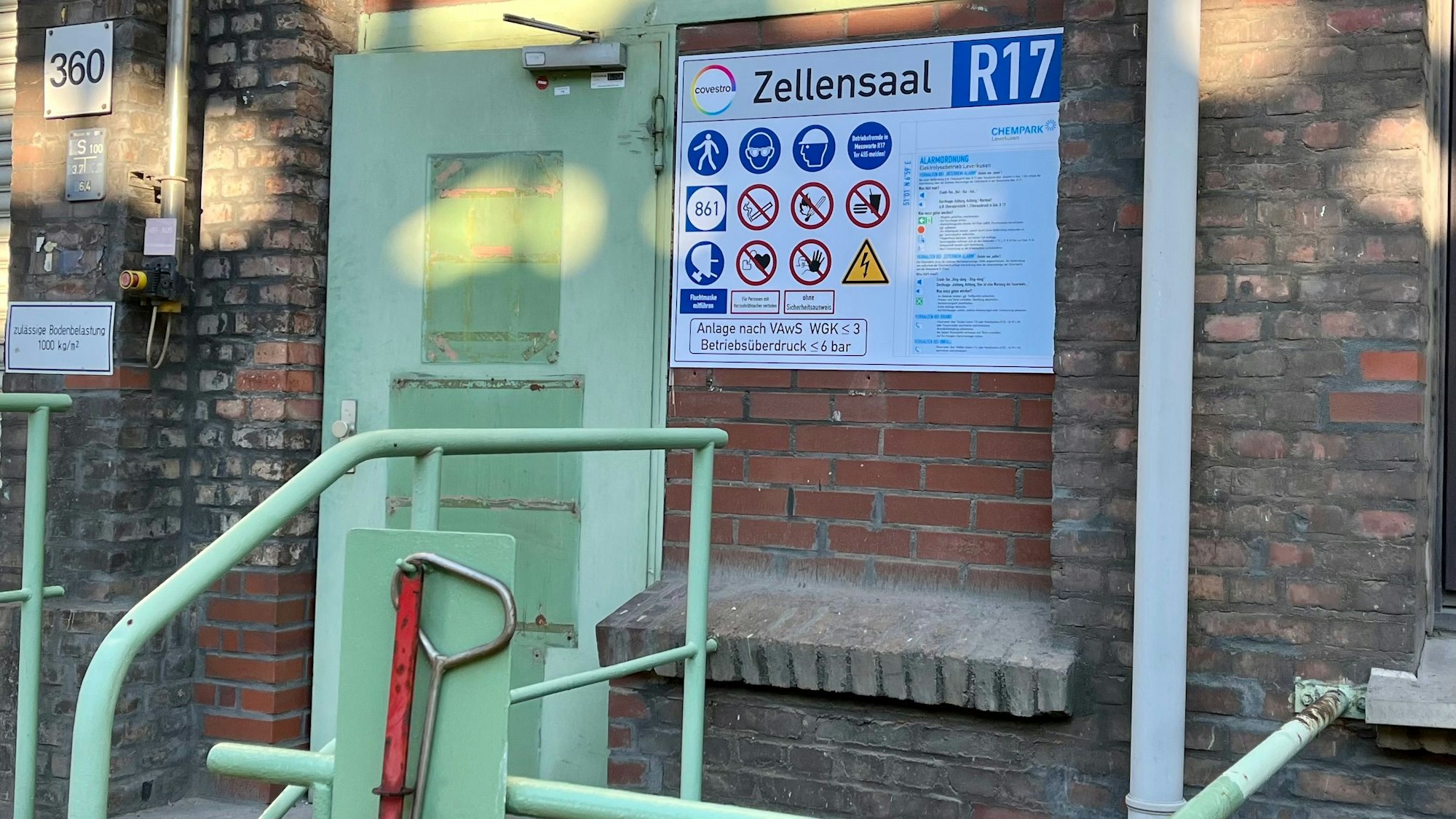 Die Tür zum Zellensaal in Gebäude R 17 im Chempark. Das ist die Chlorfabrik.