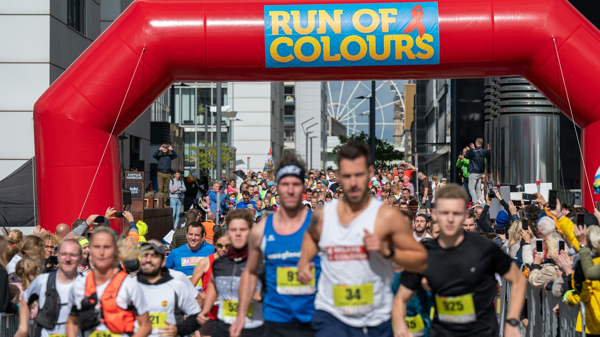 Teilnehmende beim Run of Colours kurz nach dem Start.