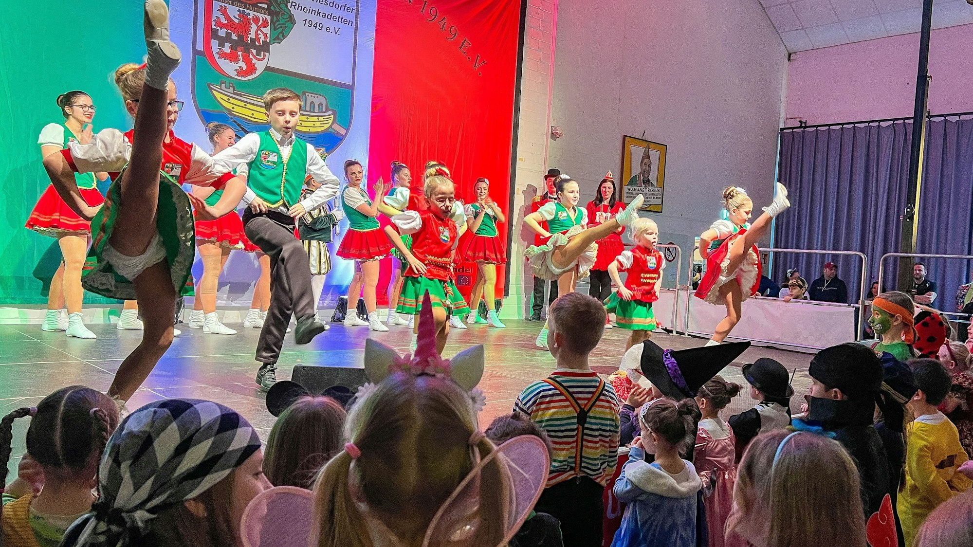 Kinder Wiesdorfer Rheinkadetten tanzen in der Bürgerhalle.