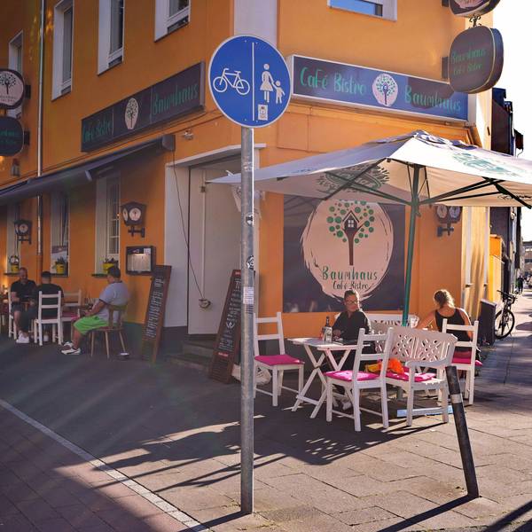 Das Café Baumhaus an der Brühler Straße.