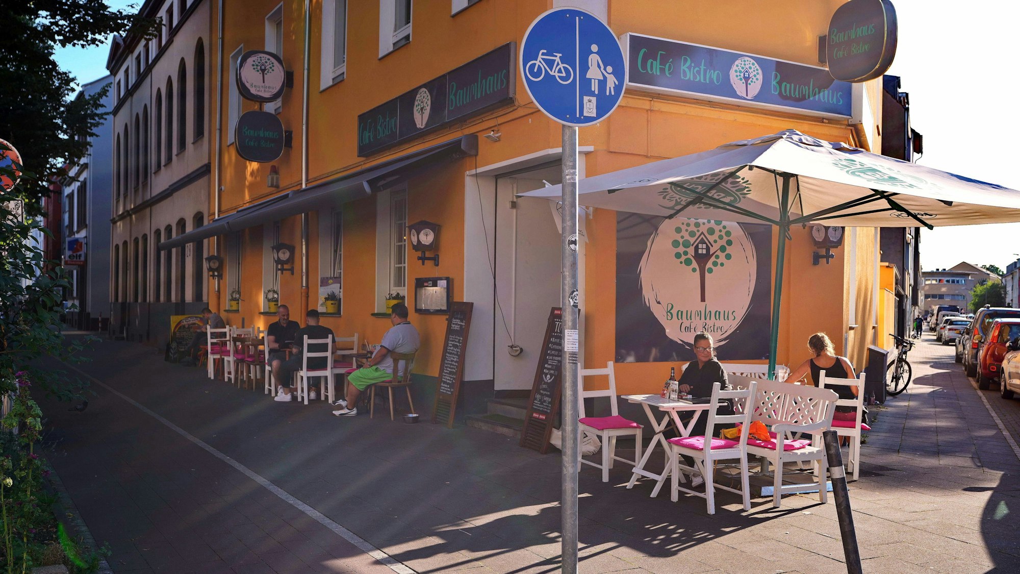 Das Café Baumhaus an der Brühler Straße.