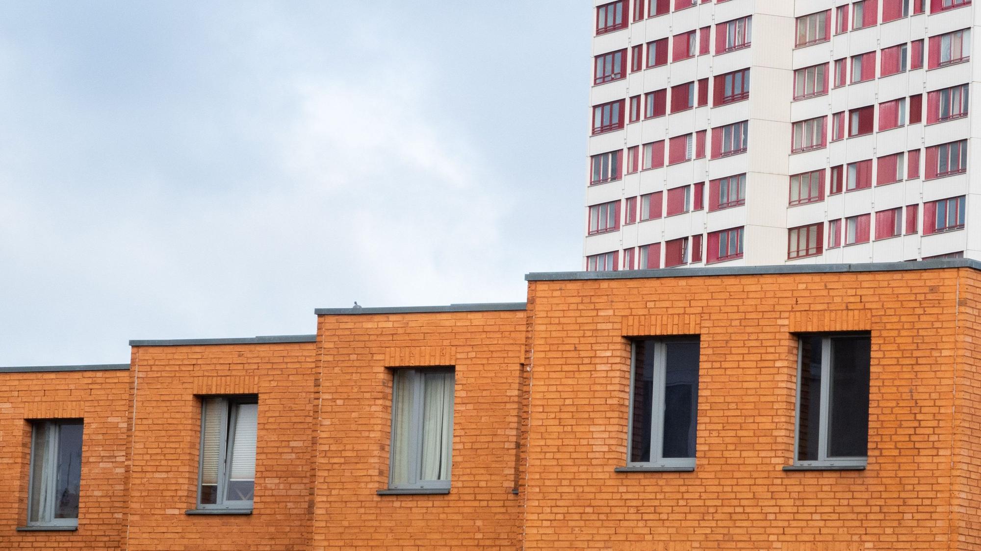 Reihenhäuser und ein Hochhaus mit Wohnungen.