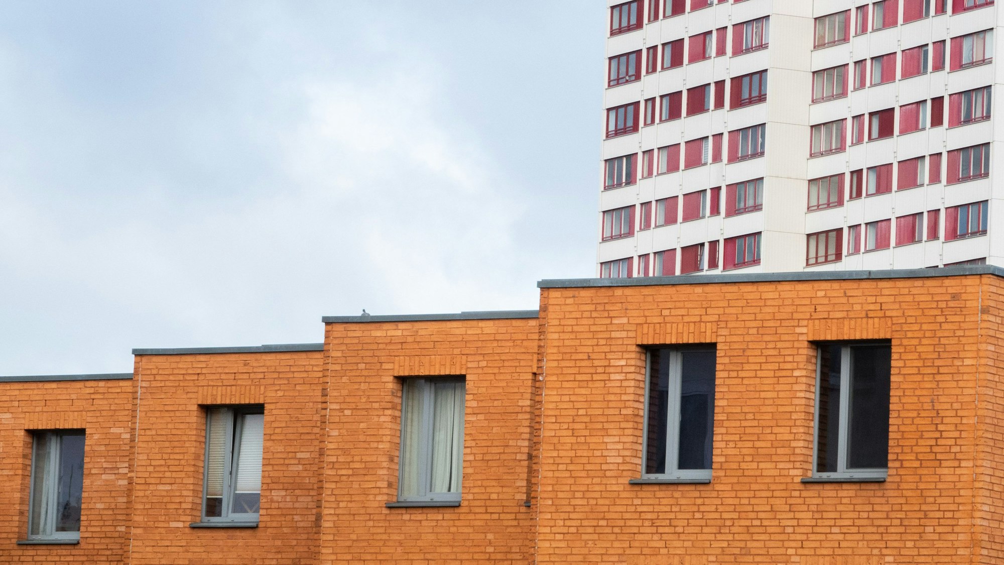 Reihenhäuser und ein Hochhaus mit Wohnungen.