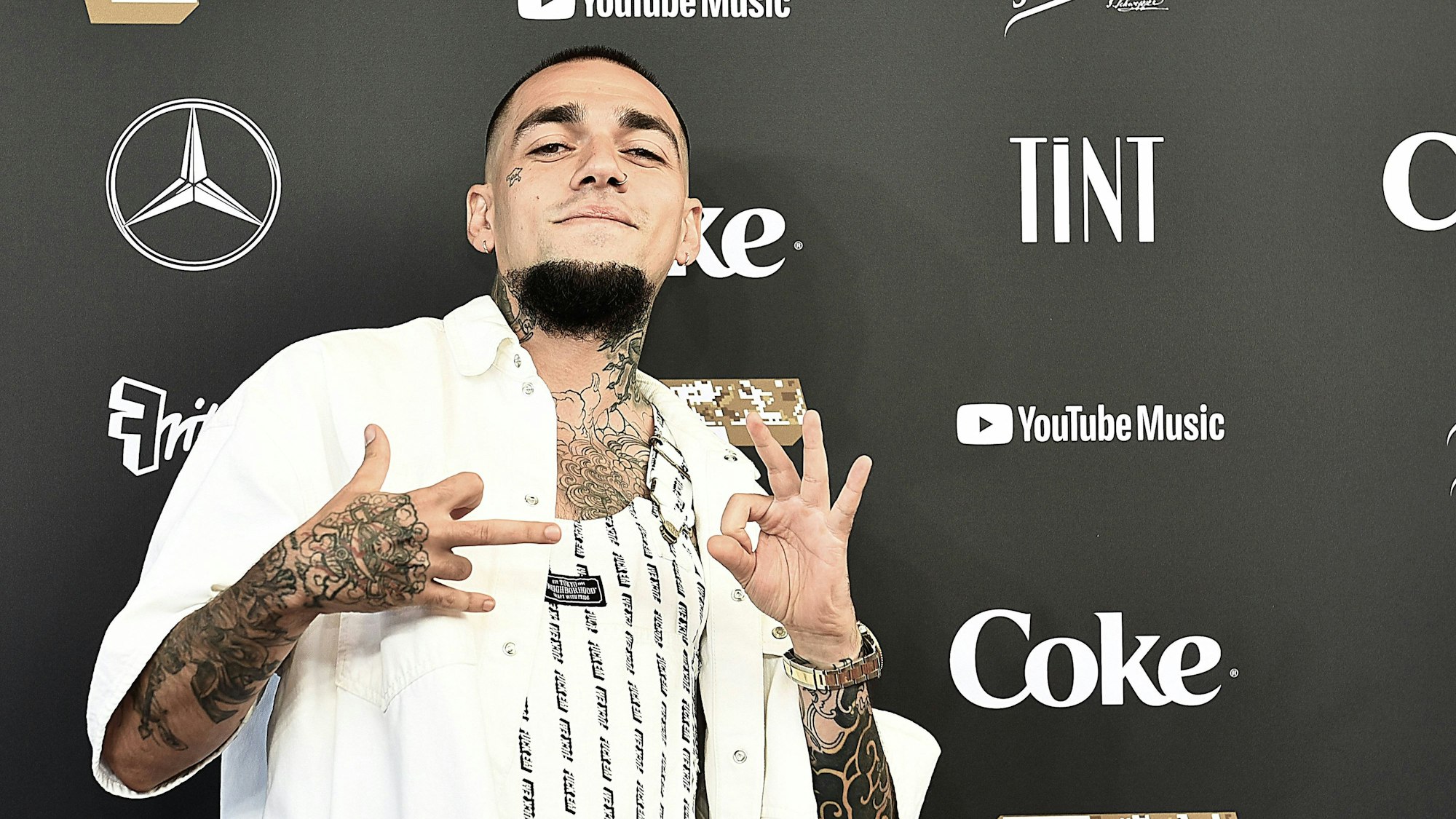 Ezhel posiert vor der Kamera.