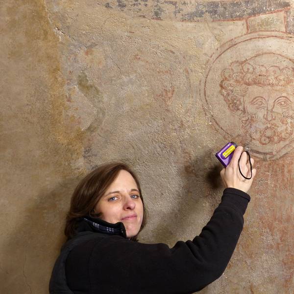Die Kölner Diplom-Restauratorin Birgit Schwieder mit dem Bildnis des Heiligen Petrus an der Chordecke der Basilika