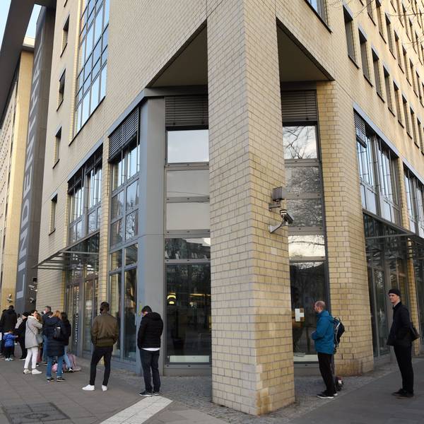 Das Bild zeigt eine lange Warteschlange vor dem Bürgeramt des Bezirksrathauses Lindenthal.