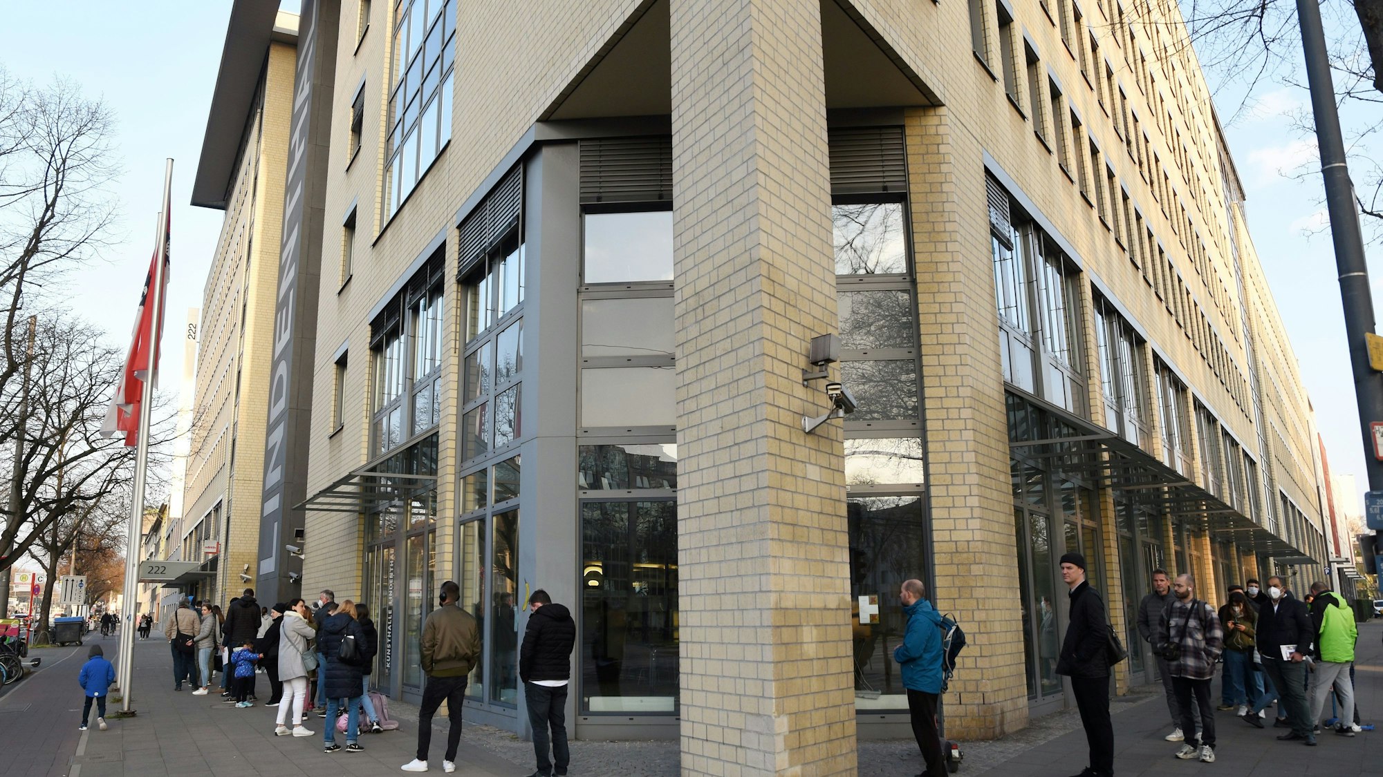 Das Bild zeigt eine lange Warteschlange vor dem Bürgeramt des Bezirksrathauses Lindenthal.