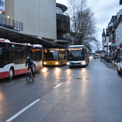 Bei Betrieben der Verkehrsbranche, wie Speditions- und Busunternehmen, kommt die Erholung noch nicht an.