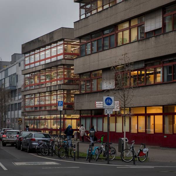 Das Bild zeigt die Aussenansicht der Zentralbibliothek am Neumarkt.