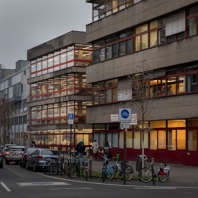 Das Bild zeigt die Aussenansicht der Zentralbibliothek am Neumarkt.