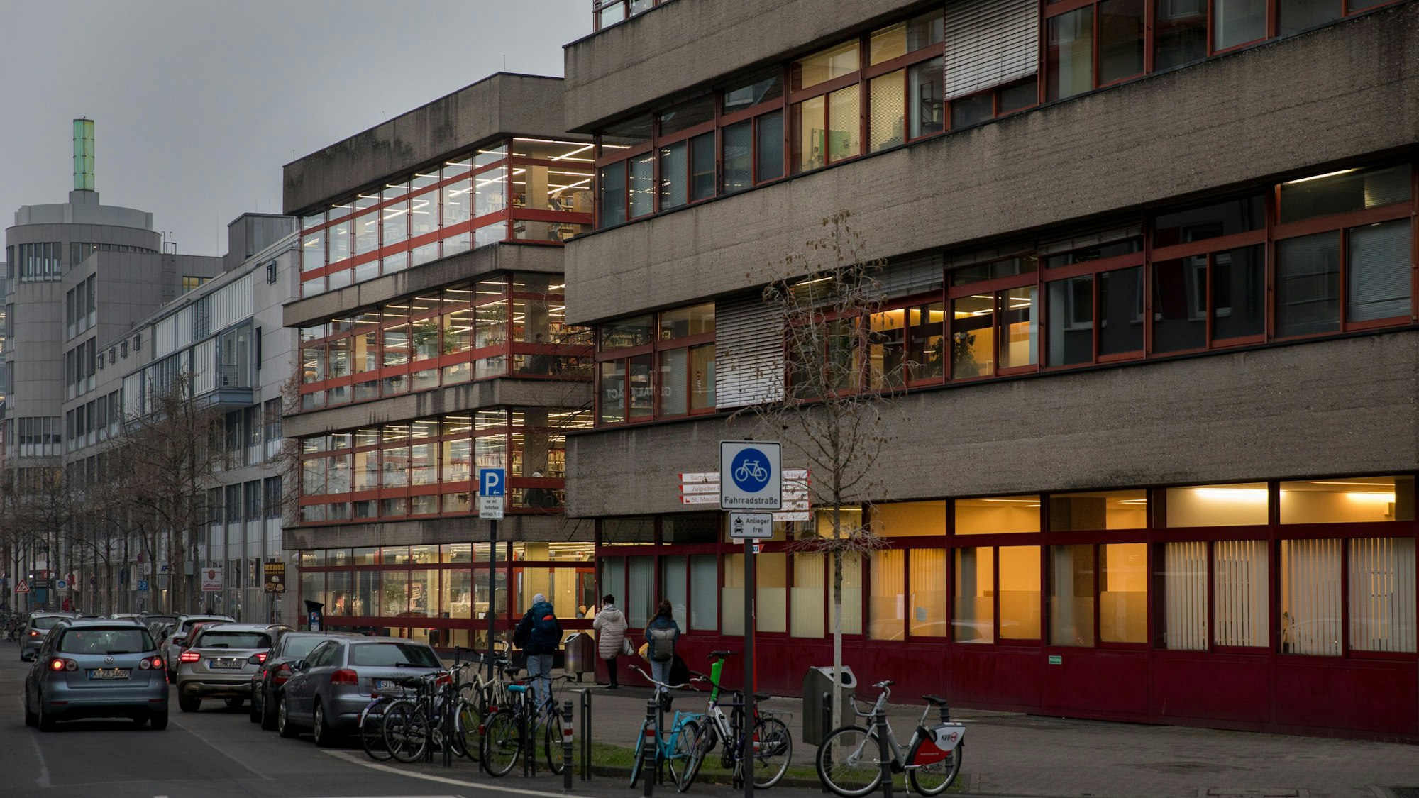 Das Bild zeigt die Aussenansicht der Zentralbibliothek am Neumarkt.