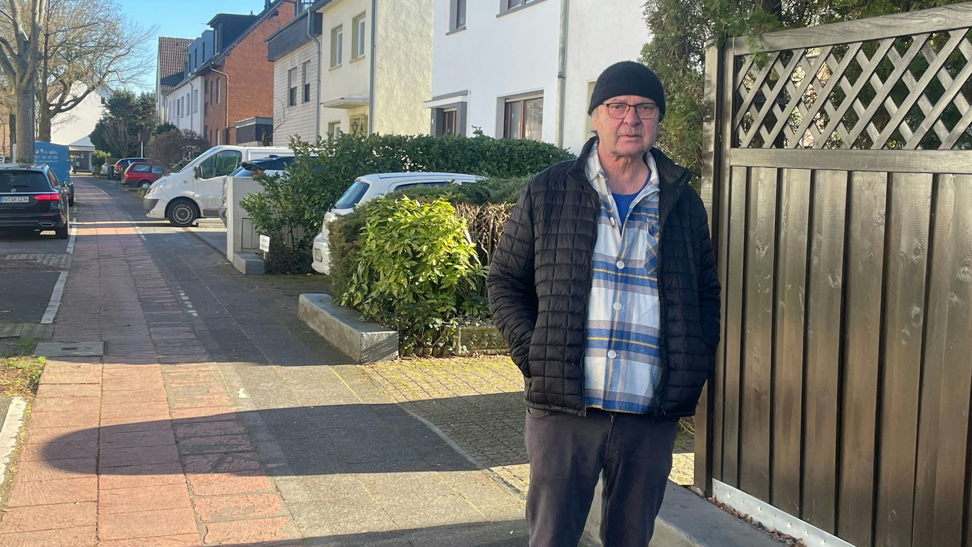 Friedrich Bensch steht vor seinem Haus in Köln-Dünnwald.