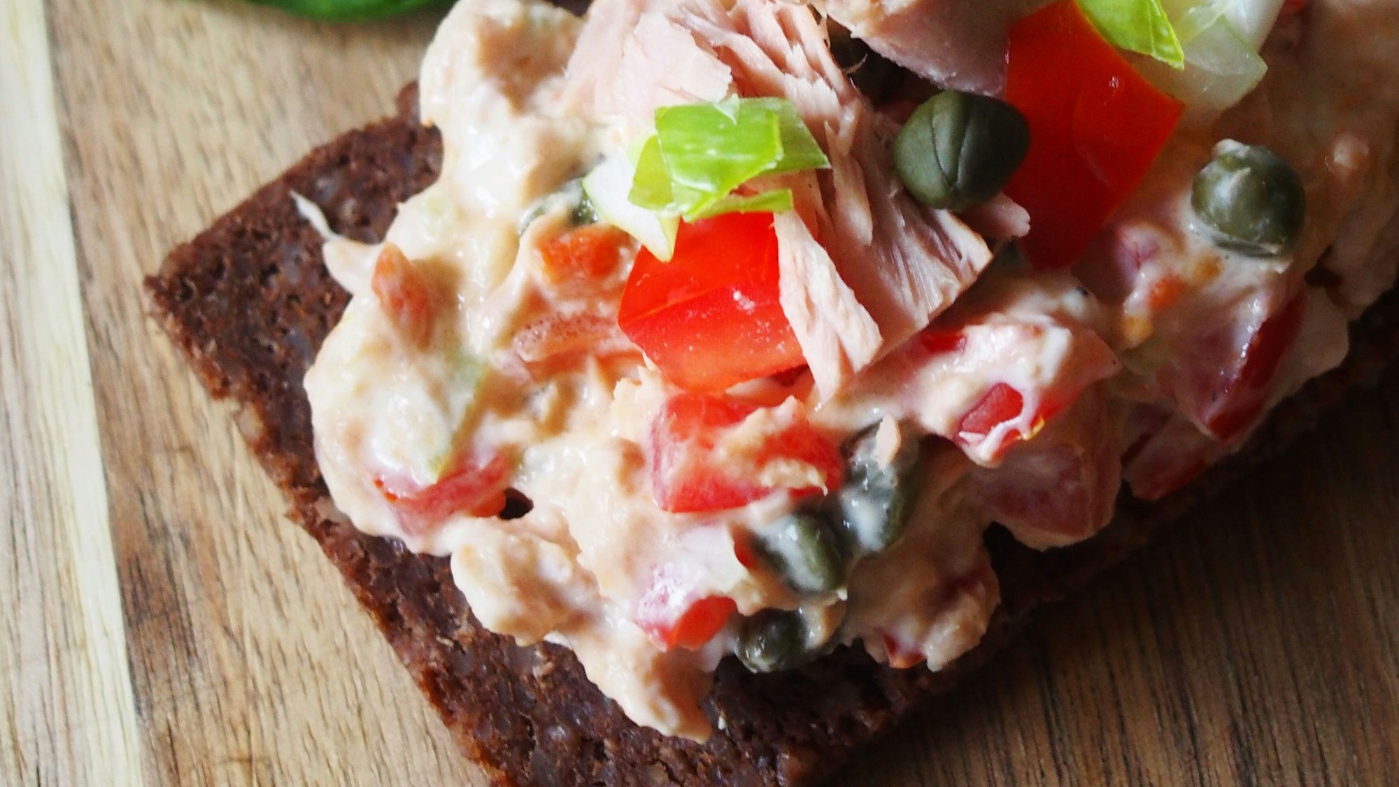 Aufstrich auf einem Brot angerichtet