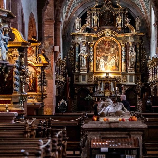 Ein Blick in die Basilika Steinfeld mit dem Sarkophag des heiligen Hermann-Josef.