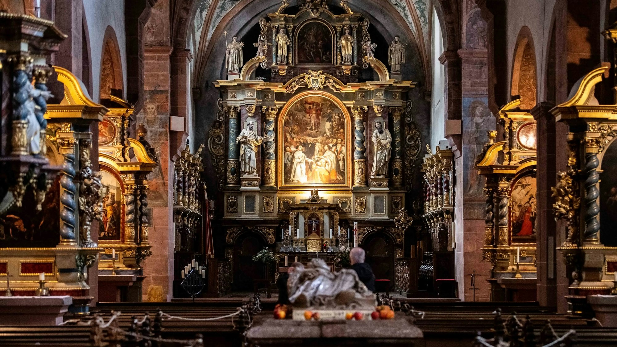 Ein Blick in die Basilika Steinfeld mit dem Sarkophag des heiligen Hermann-Josef.