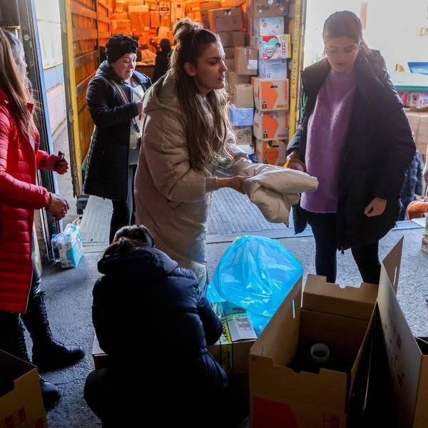 Mitarbeiter, Freunde und Kollegen der Firma AC Gastro in Köln sammeln Spenden für die Erdbebenopfer in der Türkei und Syrien und verladen Kartons auf Lkw im Niehler Hafen in Köln.