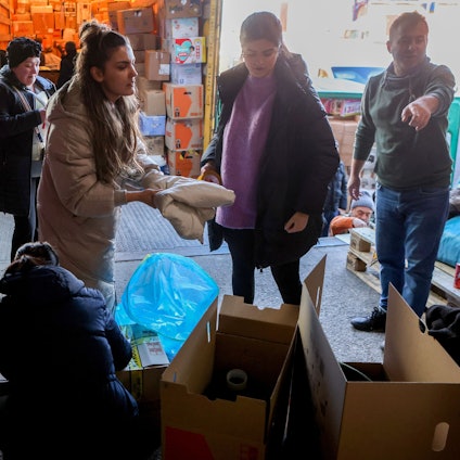 Mitarbeiter, Freunde und Kollegen der Firma AC Gastro in Köln sammeln Spenden für die Erdbebenopfer in der Türkei und Syrien und verladen Kartons auf Lkw im Niehler Hafen in Köln.