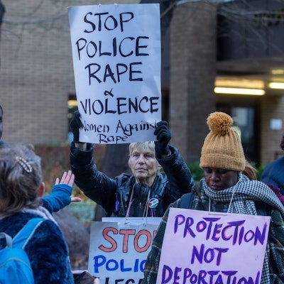 Demonstranten von Women Against Rape & Women of Colour Global Woman's strike stehen im Februar sich vor dem Southwark Crown Court vor der Strafmaßverkündung im Fall eines Londoner Polizisten. (Symbolbild)