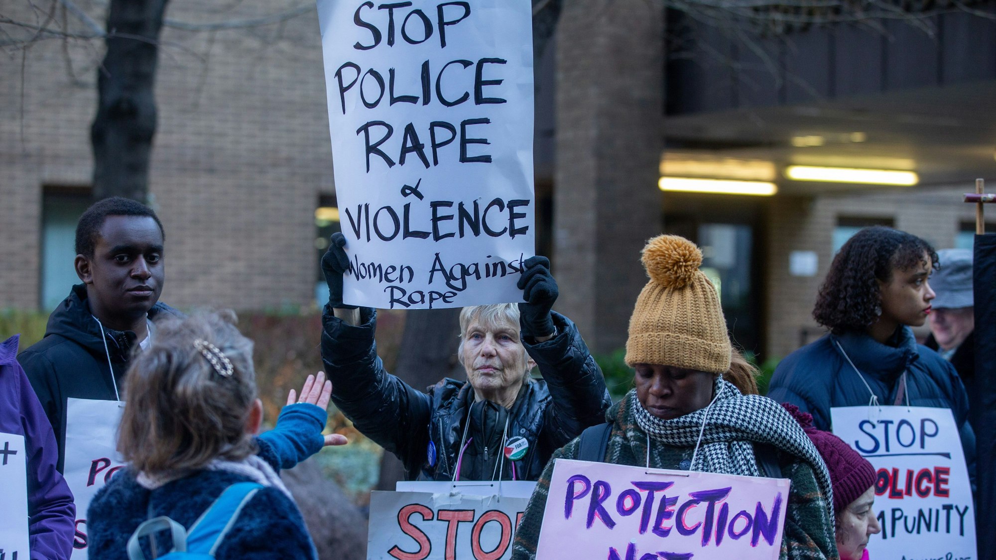 Demonstranten von “Women Against Rape & Women of Colour Global Woman's strike“ stehen versammelt vor dem Southwark Crown Court in London.