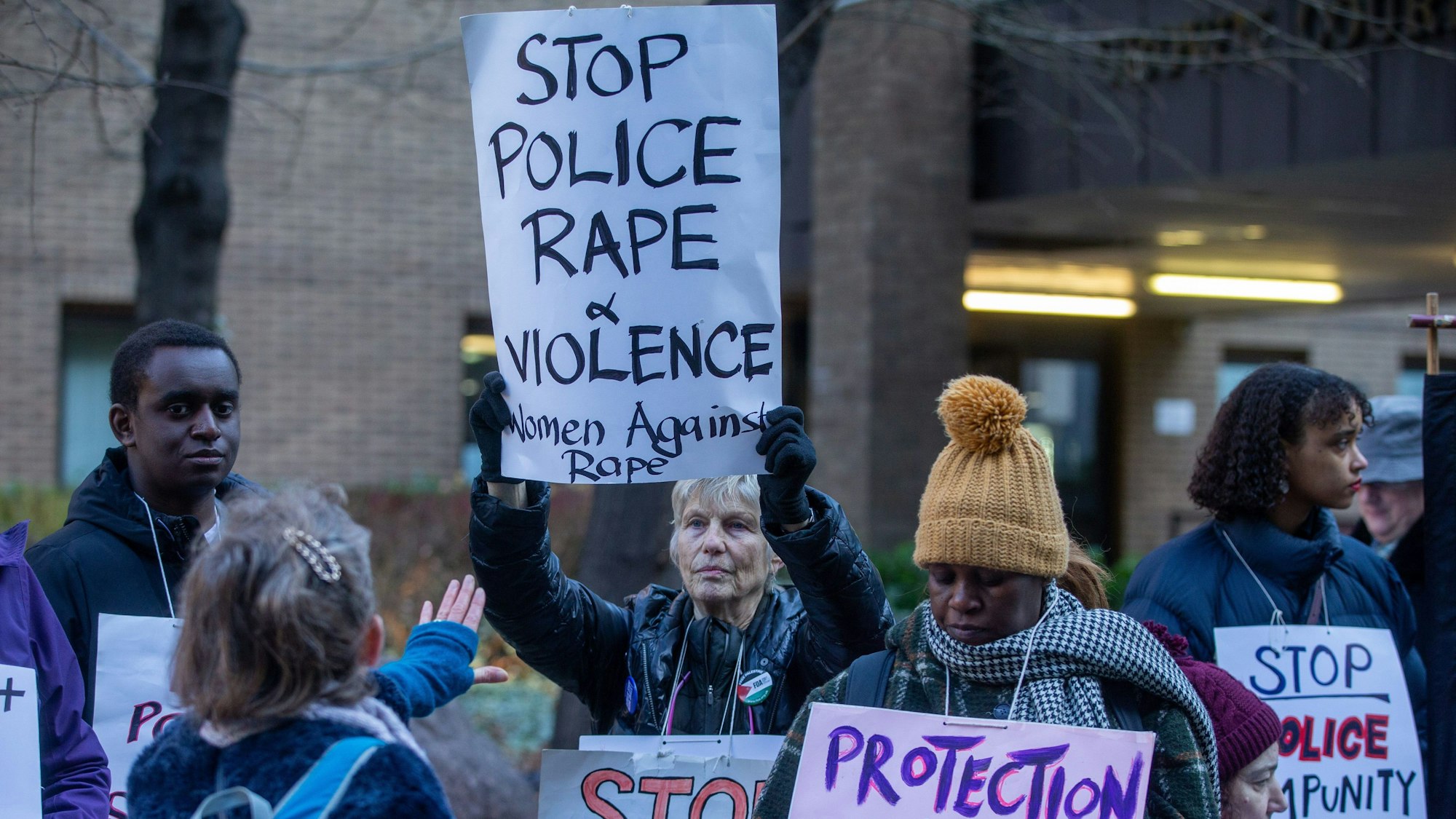 Demonstranten von Women Against Rape & Women of Colour Global Woman's strike stehen im Februar sich vor dem Southwark Crown Court vor der Strafmaßverkündung im Fall eines Londoner Polizisten. (Symbolbild)