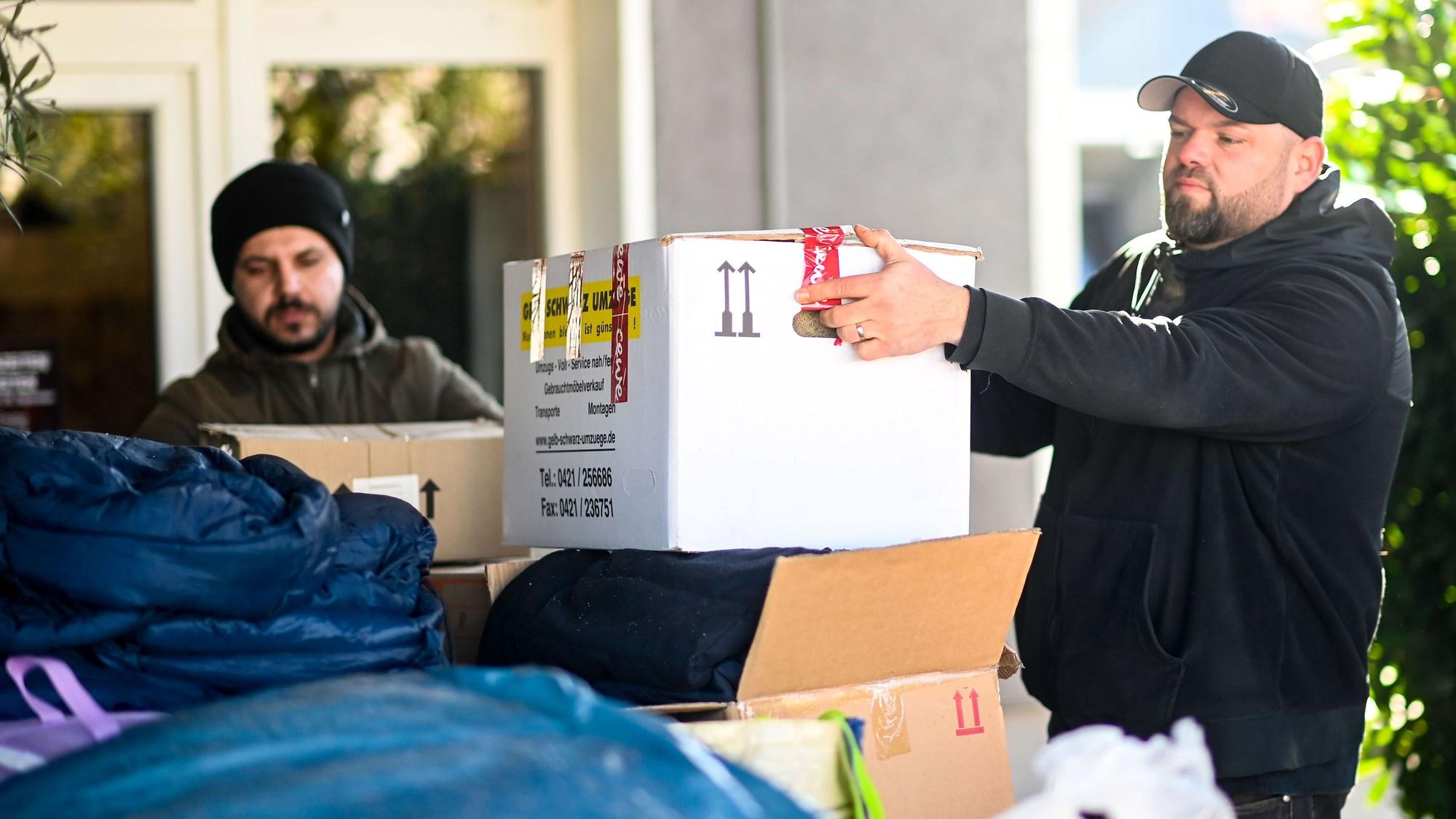 Michael Schulze stapelt in Zülpich Spenden aufeinander.