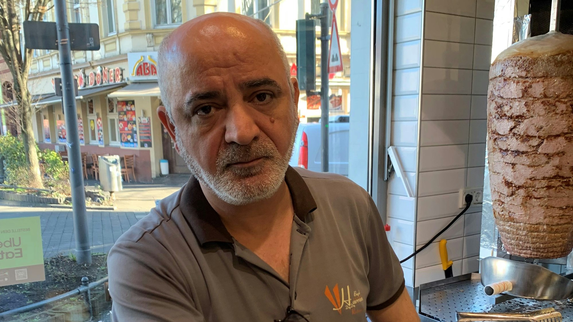 Ramazan auf der Arbeit in einem Imbiss.