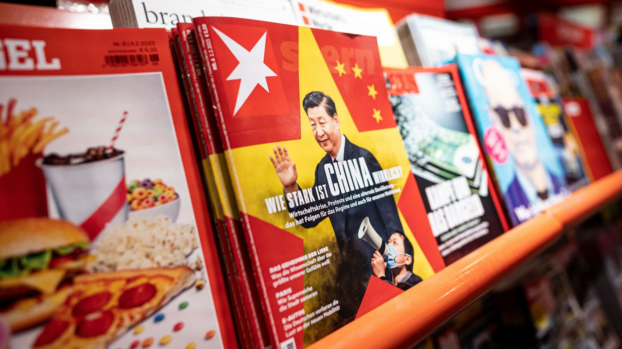 Zeitschriften liegen in einem Zeitschriftenständer in einem Geschäft. Im Fokus steht das Magazin „Stern“ des RTL-Tochterverlag Gruner + Jahr.