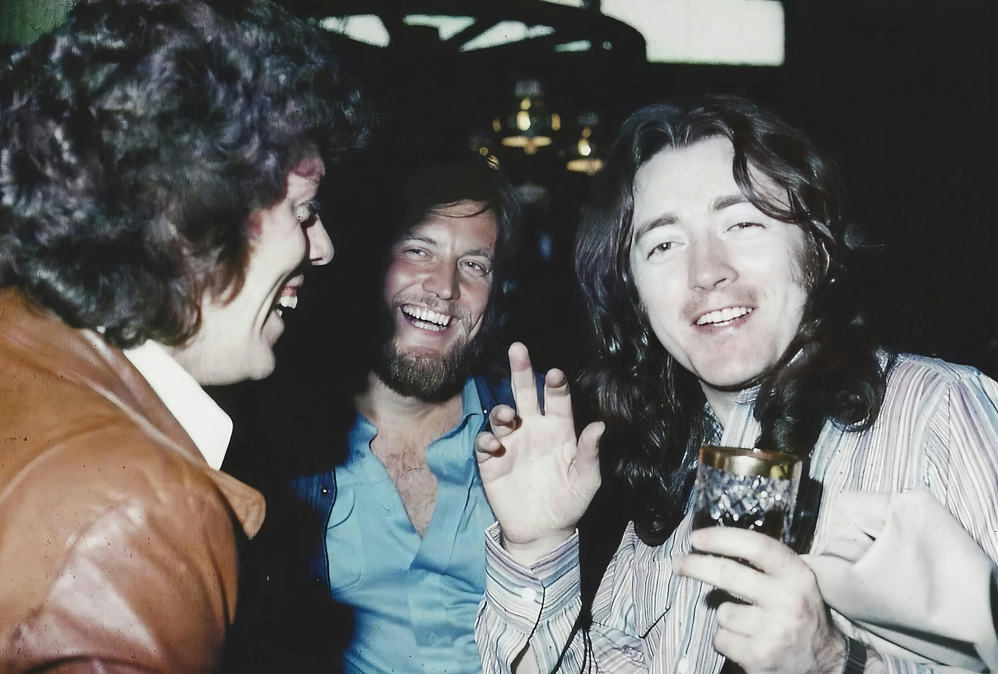 Rory Gallagher winkt in die Kamera, neben ihm Dieter Dierks.