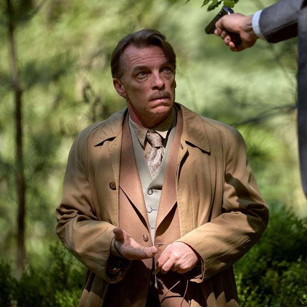 Wolfgang Berns (Max Riemelt, r) droht Alois Brunner (Andre Eisermann) ihn zu erschießen in Folge sechs der ARD-Mini-Historienserie «Bonn · Alte Freunde, neue Feinde»