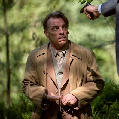 Wolfgang Berns (Max Riemelt, r) droht Alois Brunner (Andre Eisermann) ihn zu erschießen in Folge sechs der ARD-Mini-Historienserie «Bonn · Alte Freunde, neue Feinde»