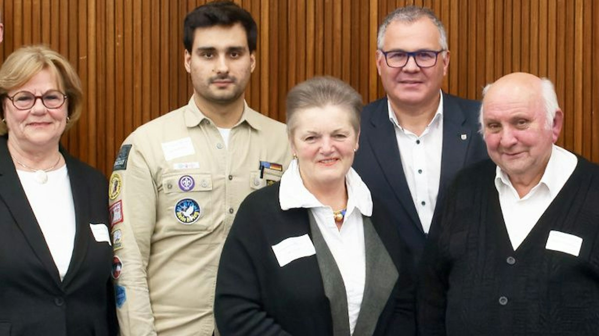 Gruppenbild mit Helga Paul, Jean Pierre Polizzi, Heinrich Witprächtiger und Bürgermeister Frank Steffes.