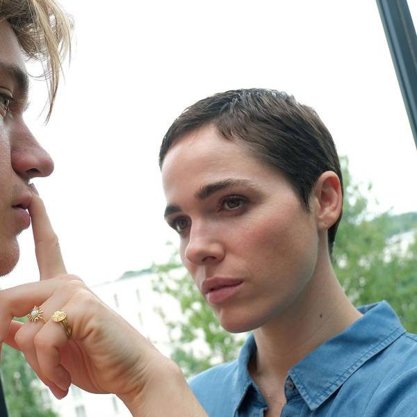 Christina (Verena Altenberger) legt Patrick (Alessandro Schuster) den Finger auf die Lippe.
