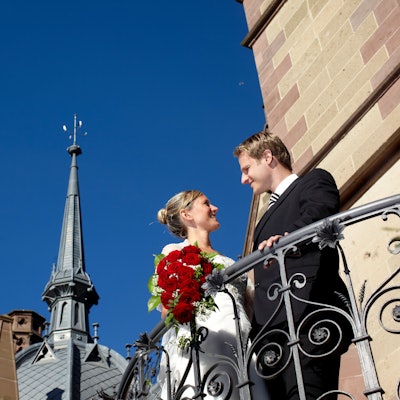 Ein Hochzeitspaar vor Schloss Drachenburg in Königswinter.