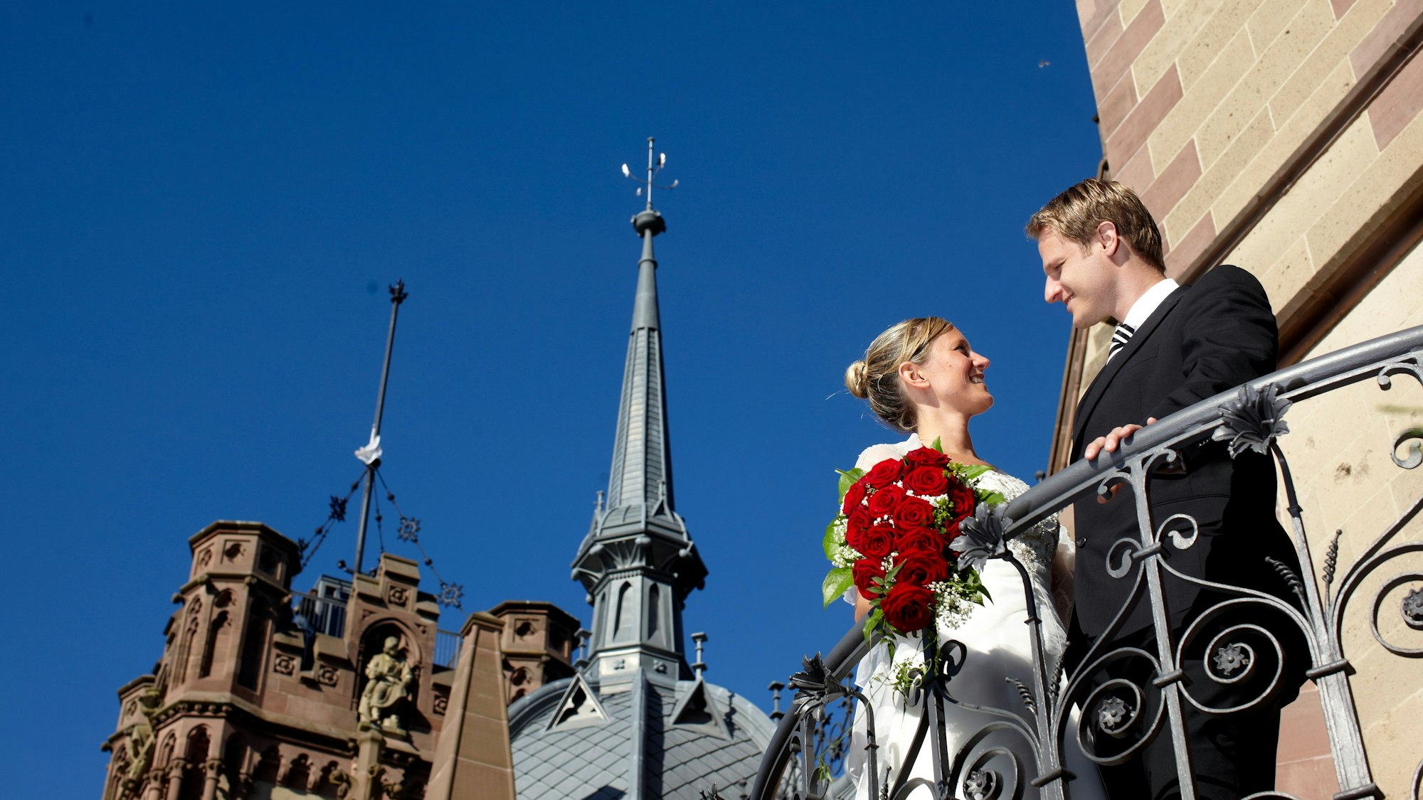 Ein Hochzeitspaar vor Schloss Drachenburg in Königswinter.