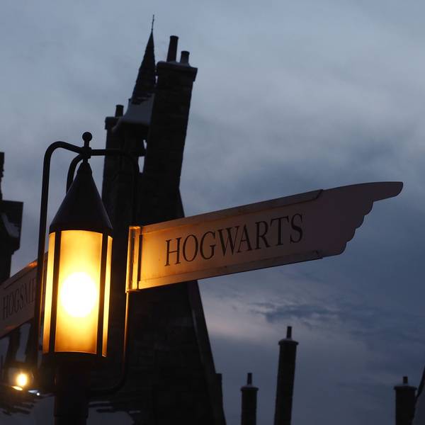 Ein Wegchild mit der Aufschrift Hogwarts.