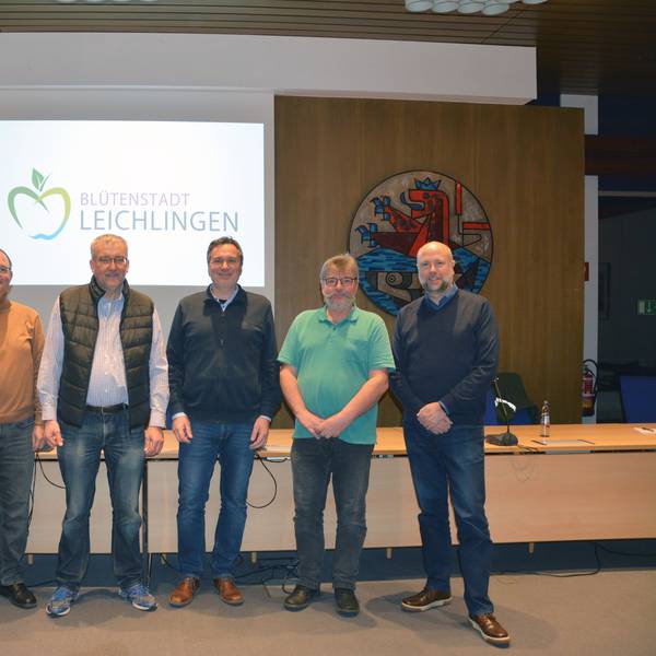 Sechs der neun ehrenamtlichen Solarberater stehen im Ratssaal: (v.l.) Horst Schmidtberg, Frank Adams, Rüdiger Hagedorn, Andreas Bullasch, Reinhold Stief, Torsten Kuhlmann