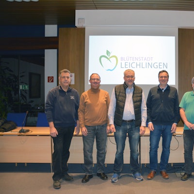 Sechs der neun ehrenamtlichen Solarberater stehen im Ratssaal: (v.l.) Horst Schmidtberg, Frank Adams, Rüdiger Hagedorn, Andreas Bullasch, Reinhold Stief, Torsten Kuhlmann